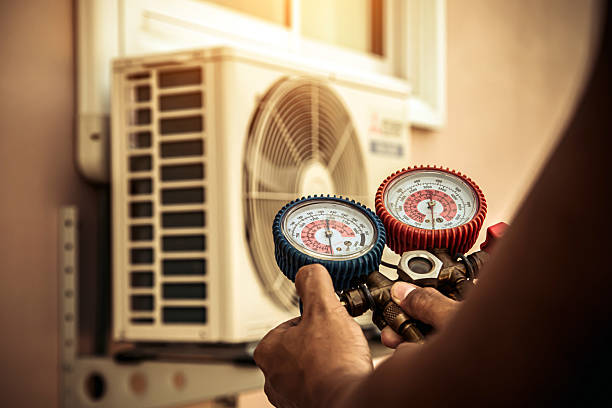 Professional Hvac technician working in Eastlake Weir, FL